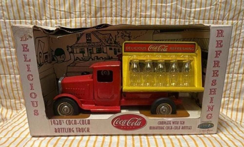 2001 Gearbox Coca-Cola 1930s Stamped Steel Bottling Truck with 10 Miniature Bott